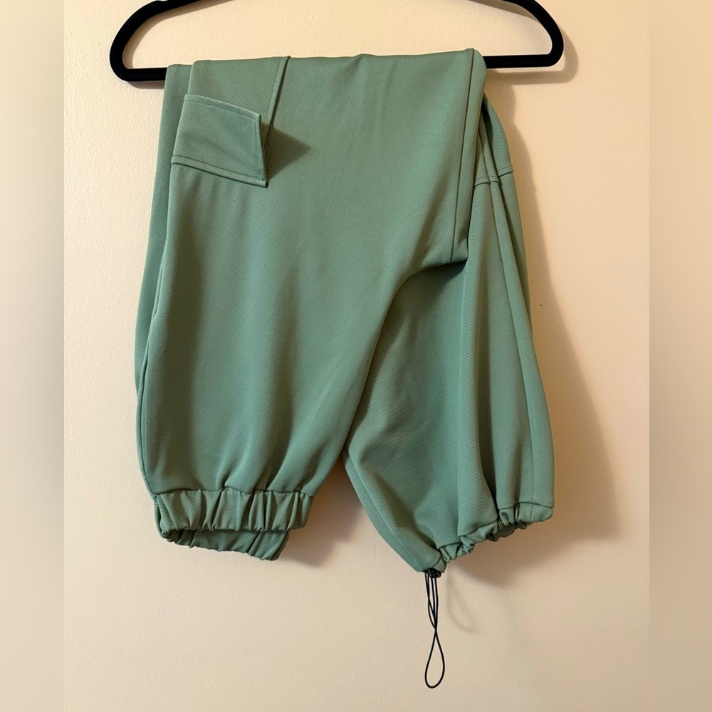 Zara Khaki Stylish Cargo Fashion Pants, Size Small! Worn Once,
Oversized